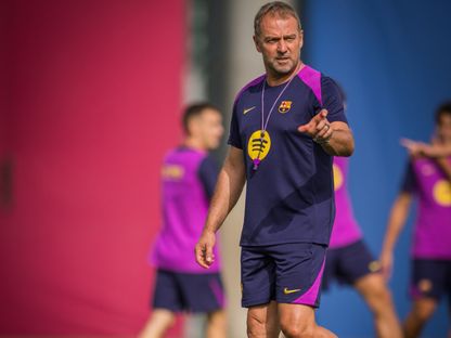 هانزي فليك مدرب برشلونة خلال تدريبات الفريق قبل مواجهة رايو فايكانو - 30 أغسطس 2025 - X/@FCBarcelona_es