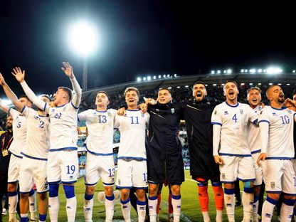 لاعبو كوسوفو يحتفلون بعد فوزهم على السويد في تصفيات كأس العالم 2026 - 13 أكتوبر 2025 - via REUTERS