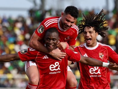 ياسر إبراهيم يحتفل مع أليو ديانغ بهدف في مباراة الأهلي ويانغ أفريكانز بدوري أبطال إفريقيا - 31 يناير 2026 - x/@alahly