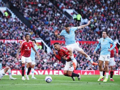 كاسيميرو لاعب مانشستر يونايتد في صراع على الكرة مع ماتيو كوفاتشيتش لاعب مانشستر سيتي - 6 أبريل 2025 - manutd.com