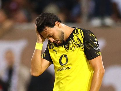 رامي بن سبعيني مدافع دورتموند متأثراً بعد تعادل فريقه أمام سانت باولي في الدوري الألماني - 23 أغسطس 2025 - Reuters