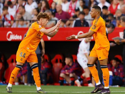 مبابي يحتفل بهدف لريال مدريد ضد إشبيلية مع فيكتور مونيوز - 18 مايو 2025 - Reuters