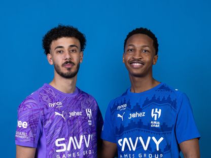 مراد هوساوي وريان الدوسري بعد انضمامهما إلى الهلال - 17 يناير 2026 - X/@Alhilal_FC