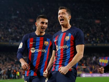 روبرت ليفاندوفسكي وفيران توريس في لقاء برشلونة وقادش بالدوري الإسباني - 20 فبراير 2023 - Reuters