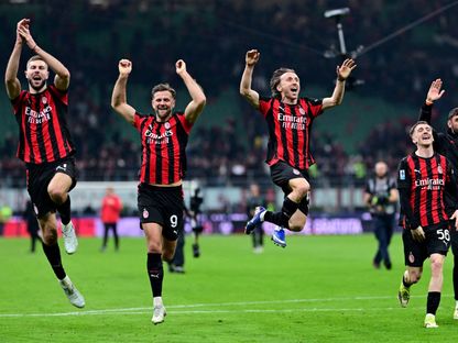 فرحة لاعبي ميلان بعد الفوز في ديربي الغضب أمام إنتر بالدوري الإيطالي - 9 مارس 2026 - REUTERS