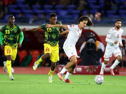 حنبعل المجبري لاعب تونس في صراع مع المالي مامادو سانغاري بثمن نهائي كاس إفريقيا - 3 يناير 2026 - Reuters