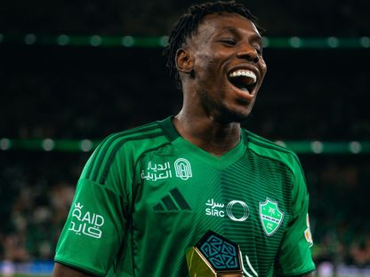 زكريا هوساوي لاعب الأهلي يحتفل بجائزة أفضل لاعب في مباراة التعاون بالدوري السعودي - 14 يناير 2026 - X/@ALAHLI_FC