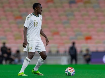 سعود عبد الحميد ظهير المنتخب السعودي يتحكم في الكرة خلال مواجهة مصر الودية - 27 مارس 2026 - X/@SaudiNT