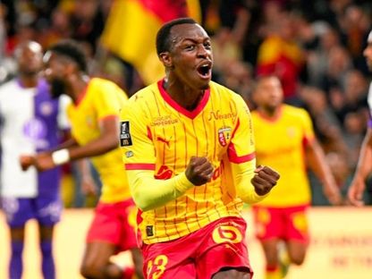 سعود عبد الحميد لاعب لانس يحتفل بهدفه أمام تولوز بالدوري الفرنسي - 17 أبريل 2026 - X@Ligue1-Arab