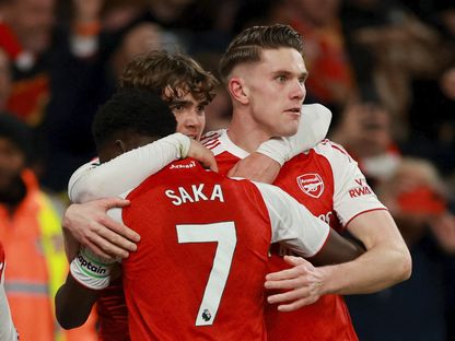 فيكتور غيوكيريس يحتفل مع ماكس داومان وبوكايو ساكا بتسجيله هدفاً لأرسنال في مرمى إيفرتون - 14 مارس 2026 - Action Images via Reuters