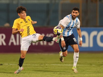 وليد الكرتي لاعب بيراميدز في صراع مع ديفيد يو لاعب أوكلاند سيتي في كأس إنتركونتيننتال - 14 سبتمبر 2025 - Reuters