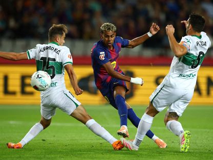 لامين يامال نجم برشلونة يسجل في مرمى إلتشي بالدوري الإسباني - 2 نوفمبر 2025 - Reuters