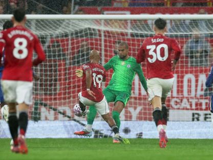 مهاجم مانشستر يونايتد بريان مبيومو يتعرض لعرقلة من حارس تشيلسي روبرت سانشيز بالدوري الإنجليزي 20 سبتمبر 2025 - Reuters