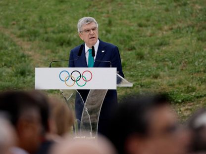 توماس باخ رئيس اللجنة الأولمبية الدولية يتحدث خلال حفل إيقاد الشعلة الأولمبية - 16 أبريل 2024 - REUTERS