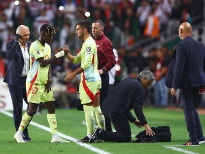 نيكو ويليامز يخرج من الملعب مصاباً خلال مباراة إسبانيا وتركيا بتصفيات أوروبا المؤهلة لكأس العالم 2026 - 7 سبتمبر 2025 - Reuters