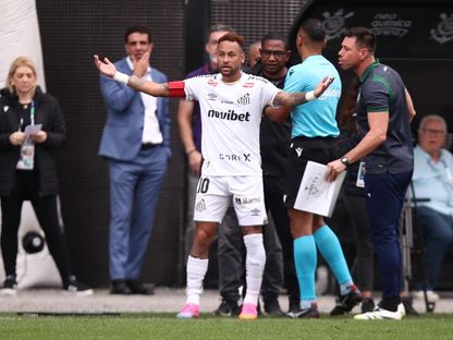نيمار لاعب سانتوس يعترض على الحكم بعد استبداله بالخطأ في مواجهة كوريتيبا في الدوري البرازيلي - 17 مايو 2026 - Reuters