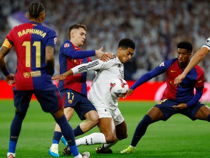 دفاع برشلونة يحاصر بيلينغهام خلال مباراة ريال مدريد في الدوري الإسباني - 26 أكتوبر 2024 - Reuters