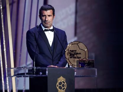 الدولي البرتغالي السابق لويس فيغو خلال حفل توزيع جائزة الكرة الذهبية - 17 أكتوبر 2022 - Reuters