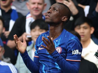 لاعب تشيلسي نيكولاس جاكسون يحتفل بالتسجيل ضد إيفرتون في الدوري الإنجليزي الممتاز - 26 أبريل 2025 - ٌReuters