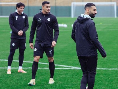 محمد صلاح ومصطفى محمد خلال تدريب مصر - 24 ديسمبر 2025 - X/@EFA