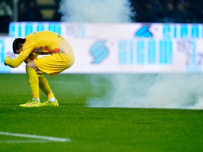 حارس كريمونيزي إميل أوديرو بعد تعرضه لإلقاء مقذوفات نارية خلال مباراة إنتر في الدوري الإيطالي - 1 فبراير 2026 - Reuters