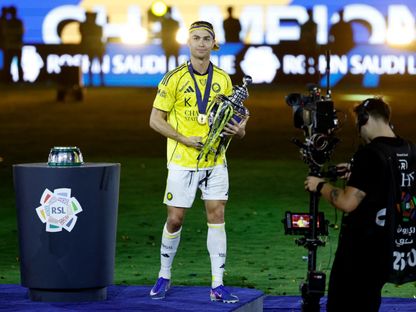 كريستيانو رونالدو يحمل كأس دوري روشن السعودي - 21 مايو 2026 - Reuters