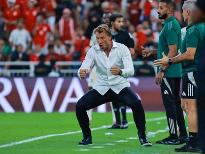 احتفال هيرفي رينارد مدرب السعودية بعد تسجيل هدف في مرمى إندونيسيا بملحق التصفيات الآسيوية المؤهلة لكأس العالم 2026 - 8 أكتوبر 2025 - X/@aawsat_spt
