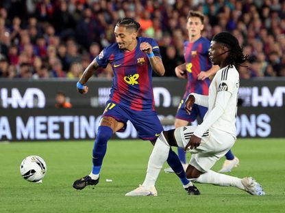 لاعب ريال مدريد إدواردو كامافينغا في تدخل على لاعب برشلونة رافينيا في إياب كلاسيكو الدوري الإسباني 25/26 - 10 مايو 2026 - Reuters