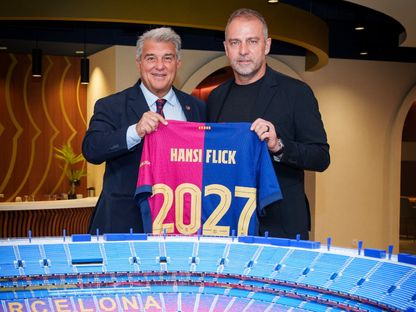برشلونة يمدد عقد المدرب هانزي فليك حتى 2027