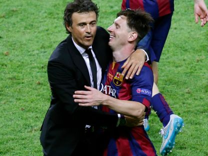 احتفال ليونيل ميسي ولويس إنريكي بعد تتويج فريقهما السابق برشلونة بدوري أبطال أوروبا على حساب يوفنتوس - 6 يونيو 2015 - REUTERS