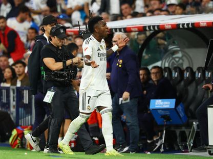 فينيسيوس جونيور يبدي استياءه بعدما أبدله تشابي ألونسو خلال مباراة بين ريال مدريد وبرشلونة - 26 أكتوبر 2025 - Reuters