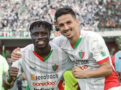 لاعبو مولودية الجزائر يحتفلون بعد الفوز على وفاق سطيف في الدوري الجزائري - 19 مايو 2025 - X/@THEDEAN1921