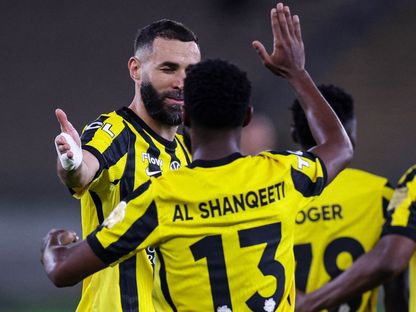 كريم بنزيمة يحتفل مع مهند الشنقيطي بهدف فوز الاتحاد أمام التعاون بالدوري السعودي - 3 يناير 2026 - X@ittihad