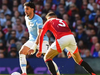 عمر مرموش يراوغ نصير مزراوي في مباراة ديربي مانشستر 6-4-2025 - Reuters