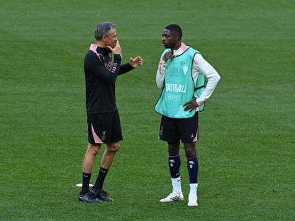 عثمان ديمبلي لاعب باريس سان جيرمان ومدربه لويس إنريكي في التدريبات قبل مواجهة إنتر ميلان في نهائي دوري أبطال أوروبا - 30 مايو 2025 - Reuters