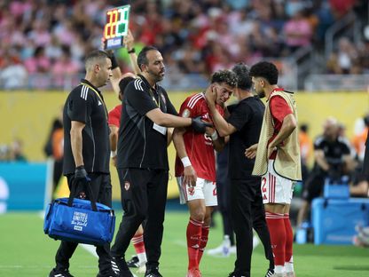 إمام عاشور لاعب الأهلي يغادر الملعب مصاباً أمام إنتر ميامي في كأس العالم للأندية - 14 يونيو 2025 - Reuters