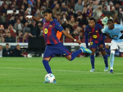 لامين يامال مهاجم برشلونة في طريقه لتسديد ركلة جزاء بنجاح في مرمى سيلتا فيغو في الدوري الإسباني - 22 أبريل 2026 - Reuters