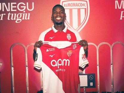 بول بوغبا يحمل قميص موناكو بعد تعاقده مع الفريق - 28 يونيو 2025 - asmonaco.com
