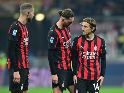 لوكا مودريتش وأدريان رابيو وستراهينيا بافلوفيتش خلال مباراة ميلان ولاتسيو بالدوري الإيطالي - 25 أبريل 2026 - Reuters