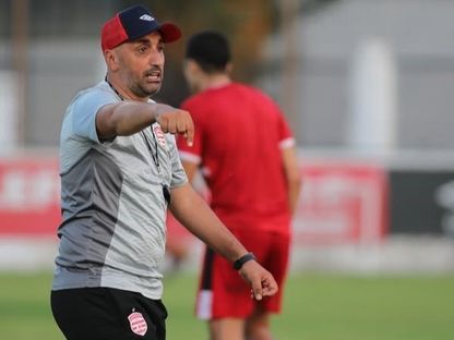 محمد الساحلي مدرب النادي الإفريقي خلال تدريبات الفريق في معسكره بمدينة عين دراهم - 21 يوليو 2025 - FB/@Club Africain