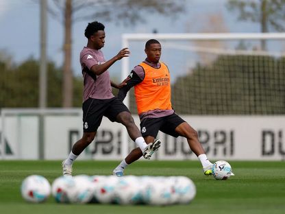 دافيد ألابا وفينيسيوس خلال تدريب لريال مدريد - 13 مايو 2026 - realmadrid.com