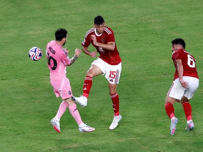 أشرف داري لاعب الأهلي يحاول إبعاد الكرة قبل ميسي - 14 يونيو 2025 - Reuters