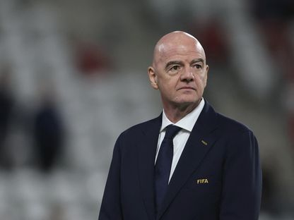 رئيس "فيفا" جياني إنفانتينو خلال تسليم الكأس عقب فوز إسبانيا بكأس العالم للسيدات تحت 20 سنة - 27 سبتمبر 2026 - Reuters