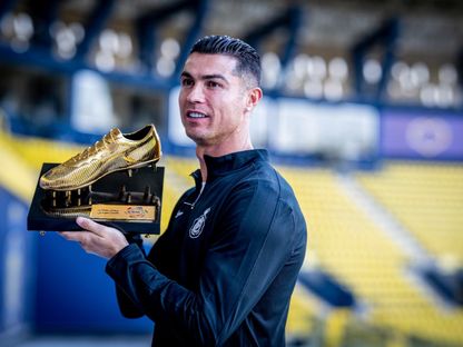 كريستيانو رونالدو مهاجم نادي النصر يحمل الحذاء الذهبي لأفضل هداف في الدوري السعودي 2023-2024 - 4 مايو 2024 - X/@AlNassrFC