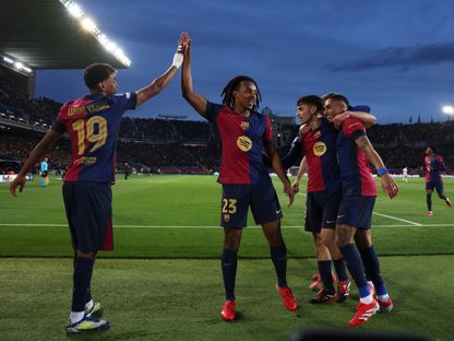 رافينيا يحتفل مع لاعبي برشلونة بالتسجيل ضد بنفيكا في أبطال أوروبا - 11 مارس 2025 - Reuters