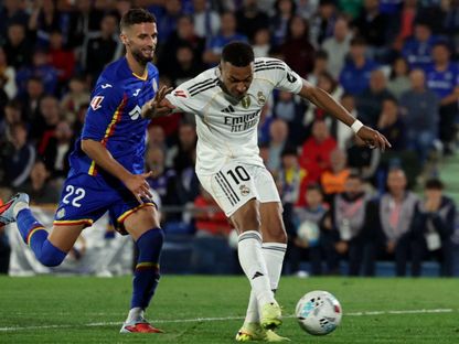 مبابي يسدد كرة هدف فوز ريال مدريد أمام خيتافي في الدوري الإسباني - 19 أكتوبر 2025 - Reuters