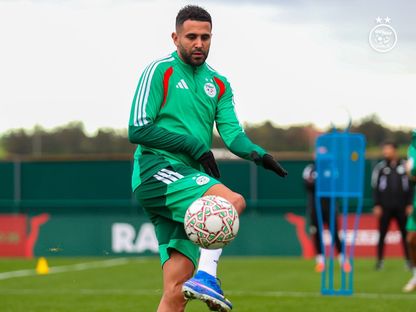 القائد رياض محرز خلال تدريبات الجزائر تحضيراً لمواجهة الكونغو الديمقراطية في كأس أمم إفريقيا 2025 - 4 يناير 2025 - X/@LesVerts