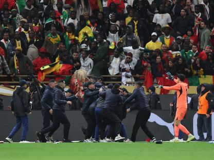 مشجعون للسنغال يقتحمون الملعب بعد احتساب ركلة جزاء للمغرب في نهائي كأس أمم إفريقيا 2025 - 18 يناير 2026 - Reuters