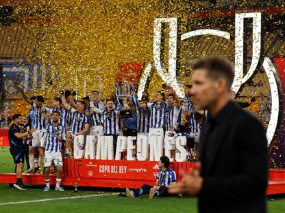 ريال سوسيداد يحتفل بلقب كأس ملك إسبانيا أمام دييغو سيميوني مدرب أتلتيكو مدريد - 18 أبريل 2026 - Reuters