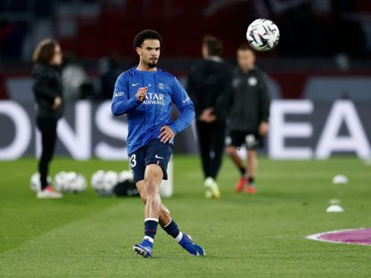 وارن زائير إيمري يقوم بالإحماء قبل مواجهة فريقه باريس سان جيرمان وتولوز في الدوري الفرنسي - 3 إبريل 2026 - REUTERS